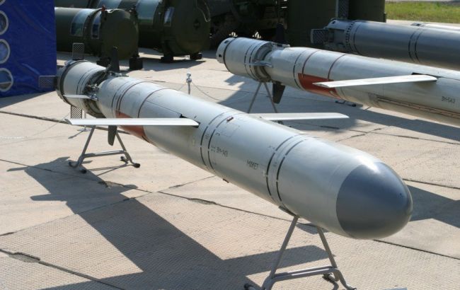 У РФ крилата ракета впала на житловий будинок