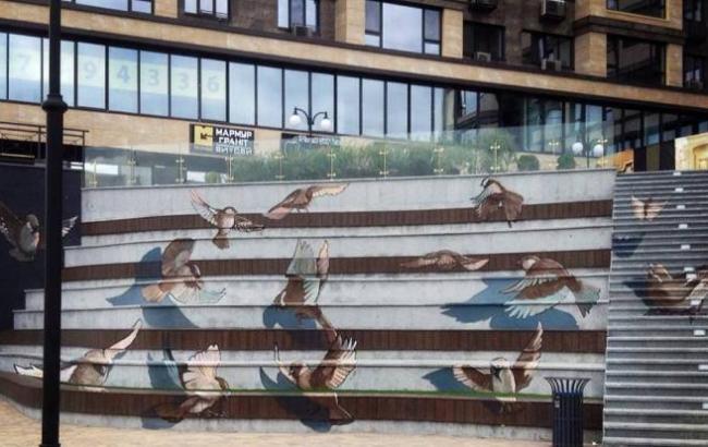 У Києві на Оболоні з'явився новий арт-об'єкт з птахами