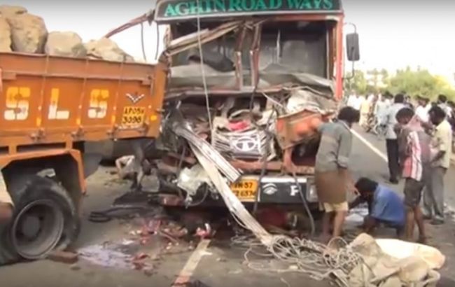 В Индии грузовик раздавил авторикшу, погибли 11 человек