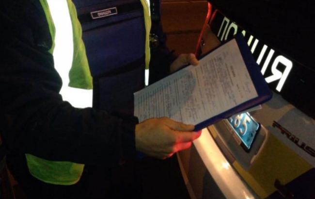 В Ужгороді патрульний поліцейський оштрафував колегу на 425 грн