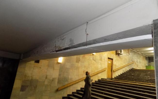 Разрушенный потолок на "Героев Днепра" укрепили проволокой