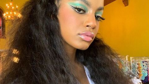 Как накраситься на Новый год: стилисты назвали главный цвет для макияжа глаз