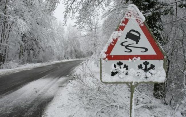 Полиция предупреждает водителей о снеге и гололедице 8 декабря