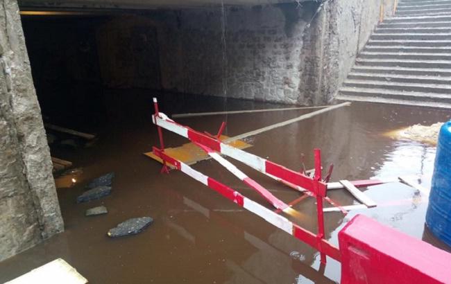 У Києві затопило перехід дощем
