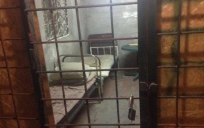 Журналисты показали, как выглядят подвалы для пленных в Луганске
