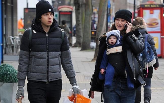 Опубликованы фото Киры Найтли с мужем и дочкой на прогулке