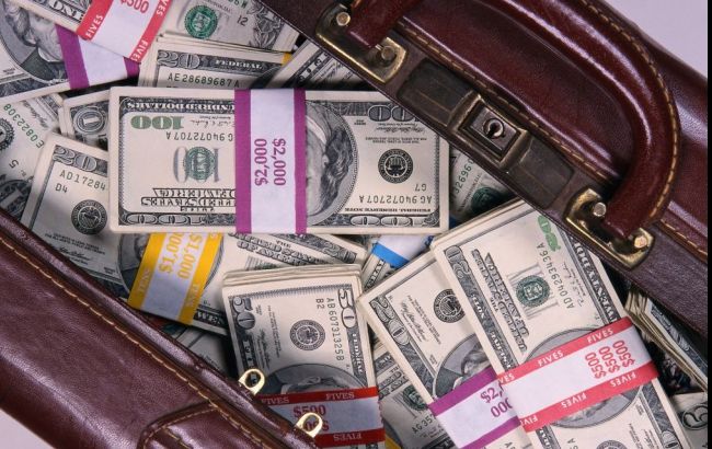 У Києві невідомі відібрали у чоловіка сумку з 365 тис. доларів