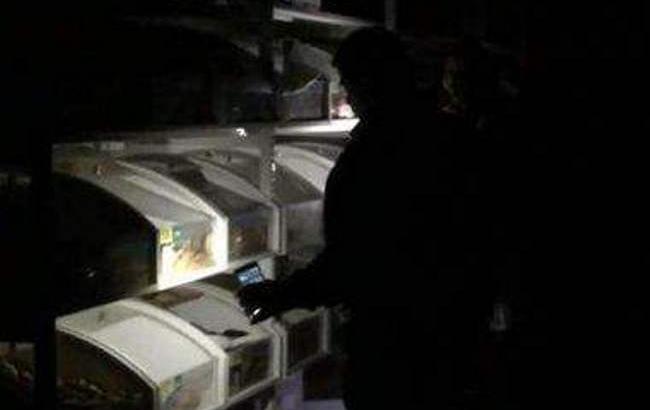 В оккупированном Симферополе жители занимаются шоппингом в темноте