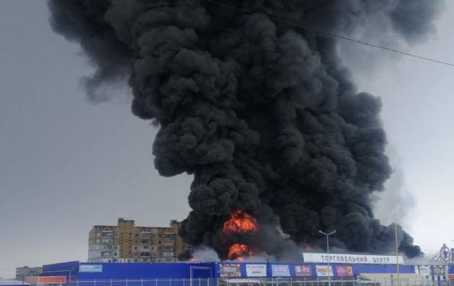 Пожар в "Эпицентре" в Первомайске: появились фото, видео