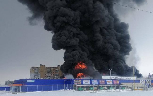 Пожар в "Эпицентре": людей эвакуировали, пострадавших нет