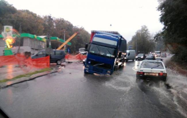 Нова дорога: у Львові вантажівка провалилася під відремонтований асфальт