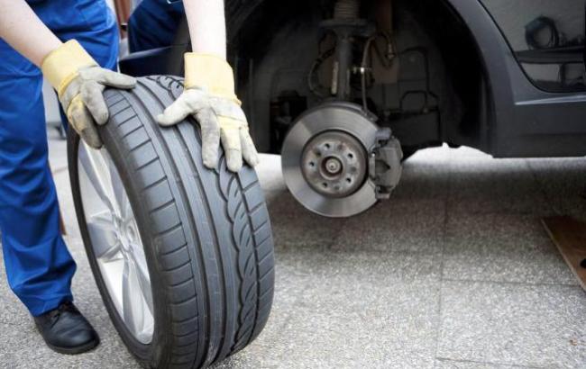 Украинцам посоветовали срочно "переобуть" свои автомобили