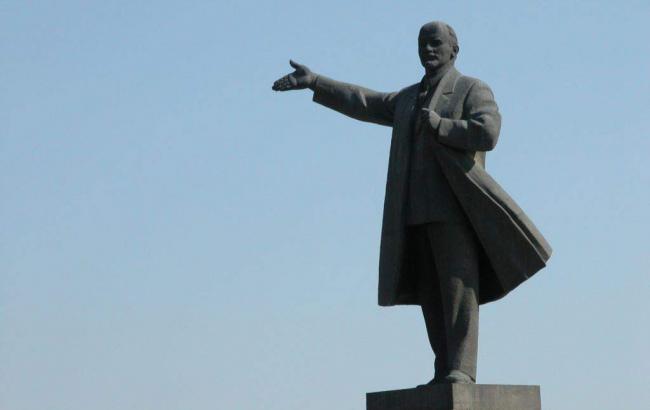 Храм, бандурист и лодка: В украинских городах задумались, чем заменить Ильича