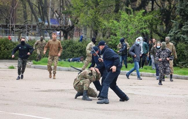 В Одессе полиция защитила акцию с георгиевскими лентами