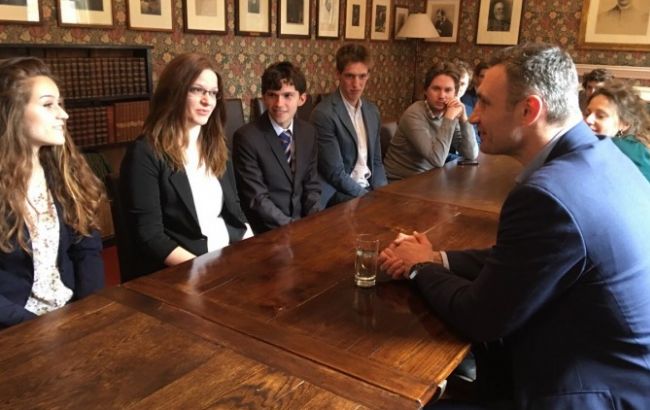 Кличко в Великобритании провел встречу со студентами Оксфорда