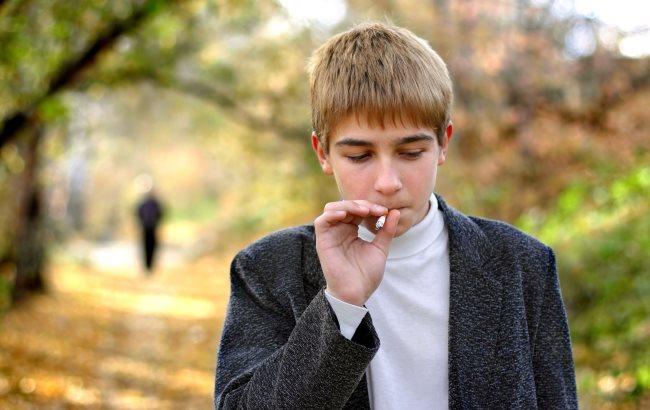 Психологи з'ясували, через що підлітки починають курити