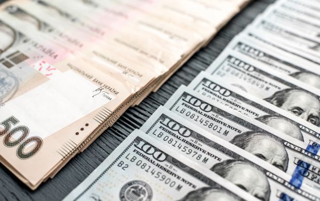Курс долара на міжбанку в 10:00 зберігся на рівні 27,01 гривень