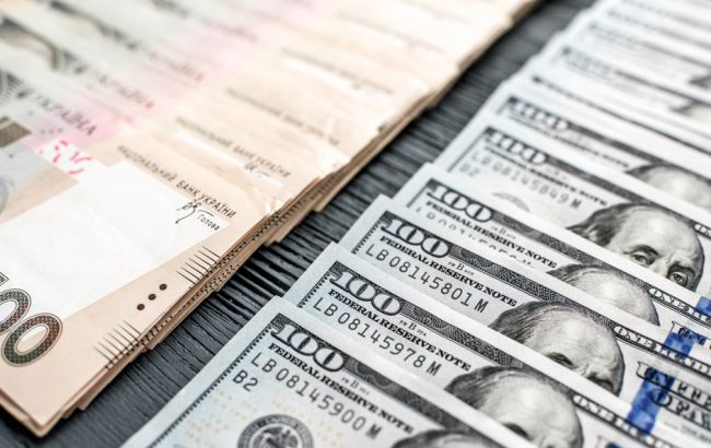 Курс доллара на межбанке в 10:00 сохранился на уровне 27,16 гривен
