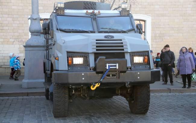 Зроблено в Україні: харківські "копи" отримали новий бронеавтомобіль