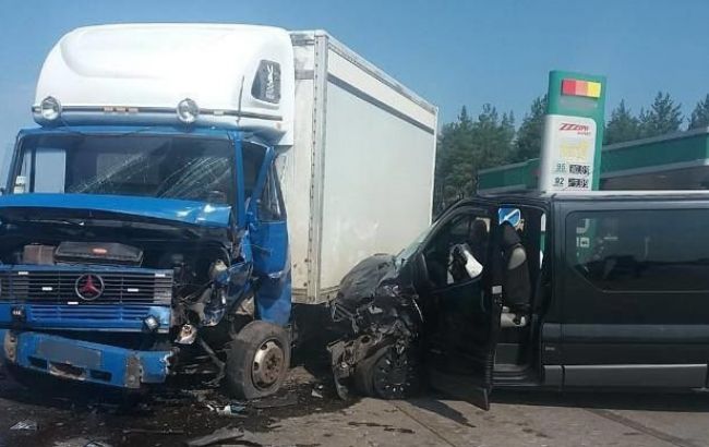 Возле Станицы Луганской столкнулись фура и микроавтобус, есть пострадавшие
