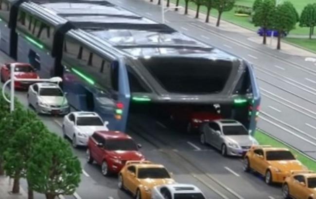 Вперед в будущее: в Китае разработали автобус, которому не страшны пробки