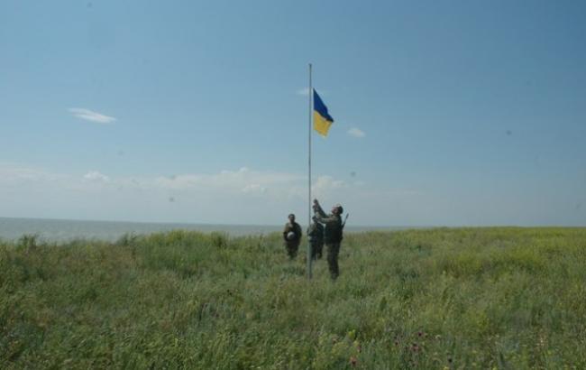 Військовослужбовці підняли український прапор на кордоні з Кримом