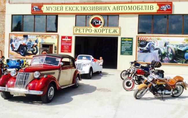 В Тернополе можно покататься на машинах Никсона и Гитлера