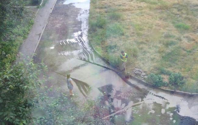 "Что мне снег, что мне зной": в Крыму укладывают асфальт во время ливня