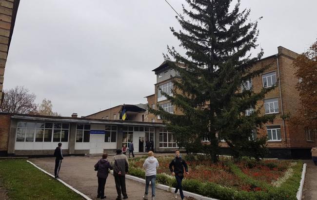 В школе под Киевом обрушилась фасадная стена