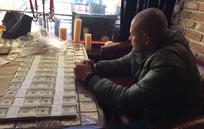 У Києві на хабарі у 200 тис. доларів затримано банду злочинців