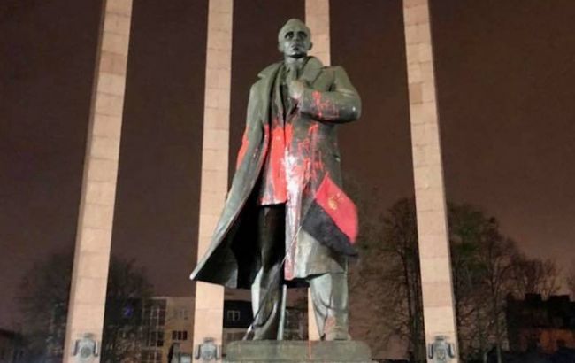 У Львові знайшли, тих хто осквернив пам'ятник Бандері. Це двоє студентів місцевого ВНЗ