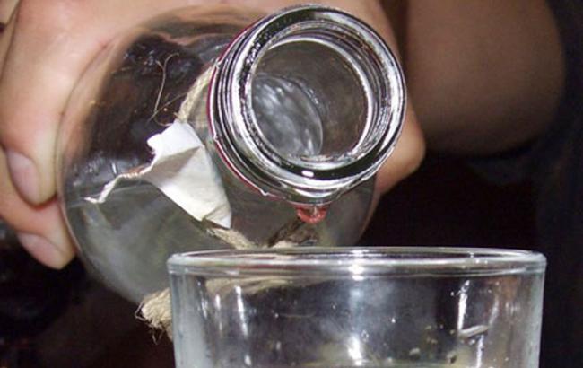 Правоохранители объявили в розыск харьковчанина, который производил суррогатный спирт
