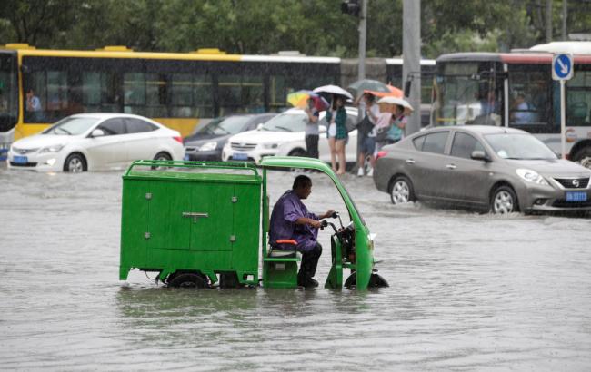 Повінь у Китаї: кількість жертв перевищила 150 осіб