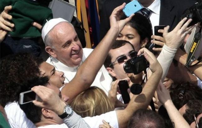 Ангельская улыбка: Папа Римский сделал первое селфи для Instagram