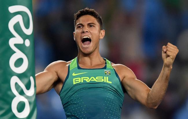 Бразильскому чемпиону по прыжкам подарили килограмм золота