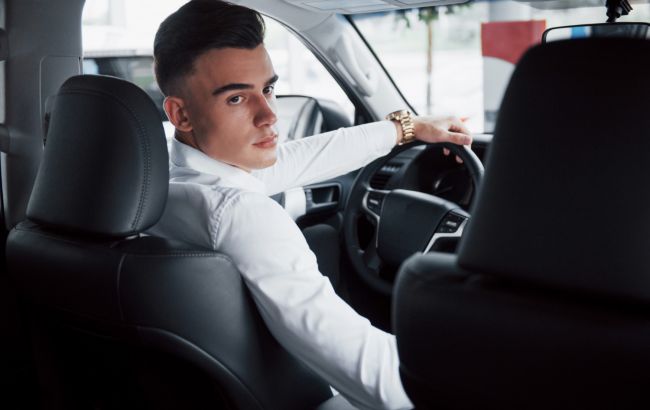 Багато хто це робить: ось за яке порушення ПДР у водіїв можуть забрати права