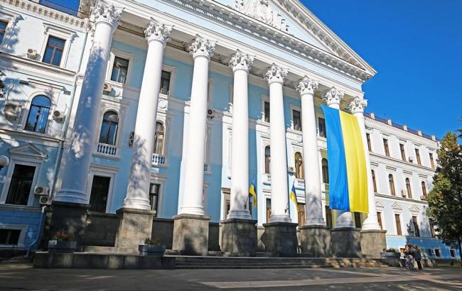 На здании Минобороны вывесили огромный флаг Украины