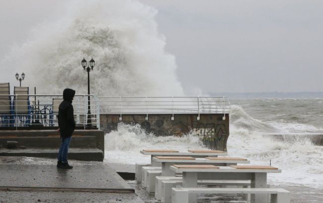 Синоптики предупреждают о порывах ветра и высоких волнах в акваториях морей