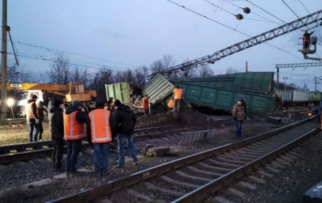 ЧС на "Укрзализныце": грузовые вагоны подняли, но поезда еще задерживаются