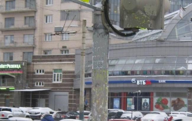 В Питере чиновники "очистили" столб от рекламы с помощью графического редактора