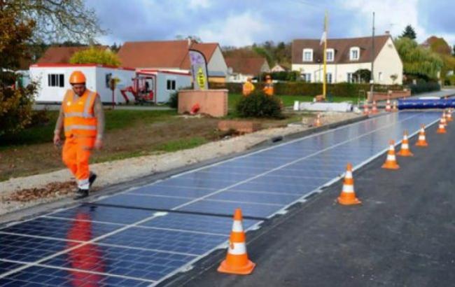 У Франції побудували дорогу з сонячних батарей