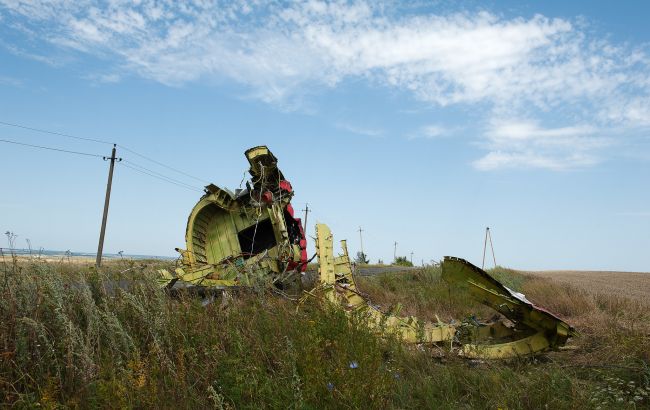 От взрыва на борту до выстрела ЗРК: прокуратура назвала версии катастрофы MH17