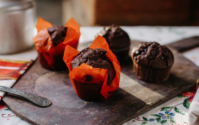 Шоколадные маффины, в которые невозможно не влюбиться: простой рецепт сладостей