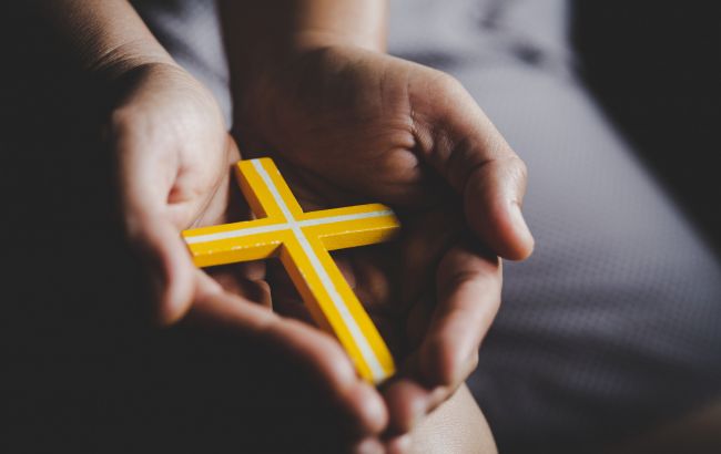 Страшный знак: что делать, если во сне вам дали землю или крест