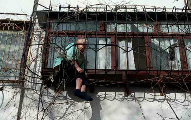В Киеве спасли женщину, застрявшую в решетке балкона
