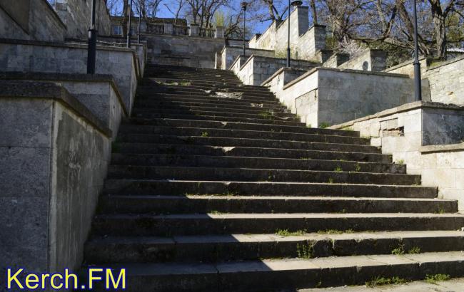 Знаменитая Константиновская лестница в Керчи погрязла в отходах и нуждается в реконструкции