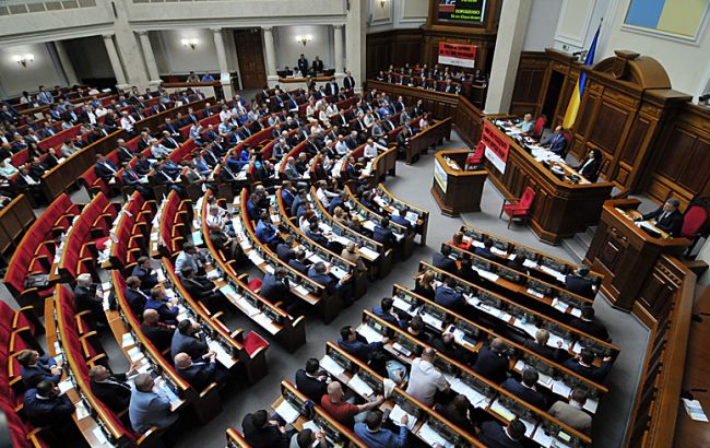 Зарплаты нардепов с 2017 года будут повышены минимум до 38 тыс. гривен, - источник