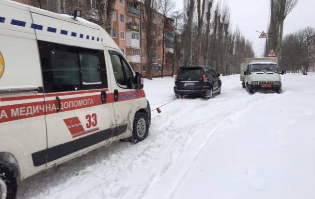Украинцы в сети массово предлагают помощь в борьбе со снежной стихией