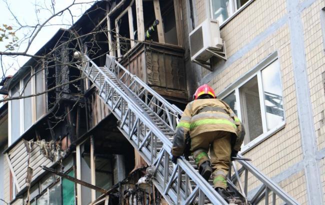 У Києві під час пожежі на Туполєва вигоріла квартира і балкони на трьох поверхах