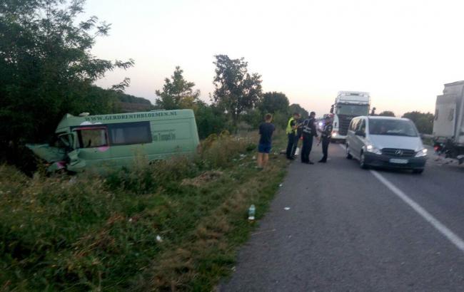 На трасі Київ-Одеса маршрутка зіштовхнулася з вантажівкою, є загиблий та поранені